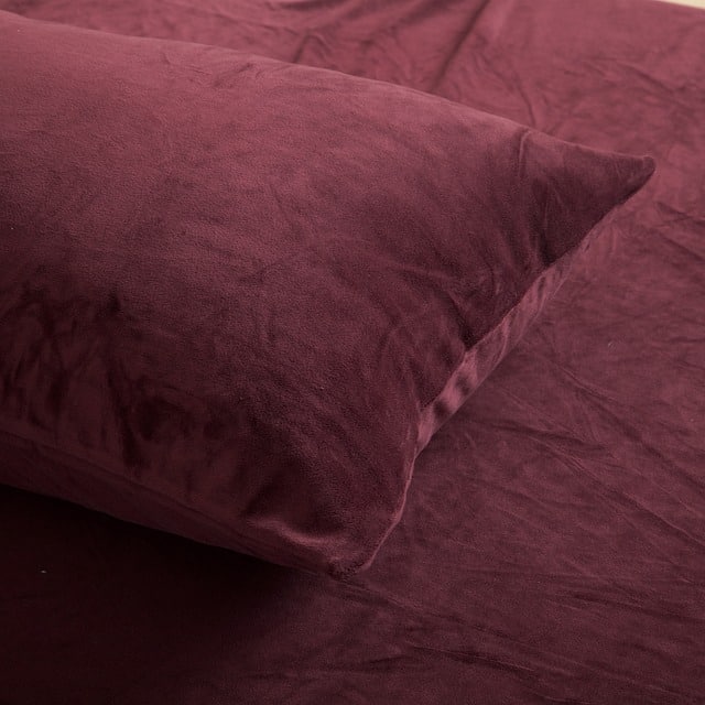 red-velvet-bedding-canvas-etc